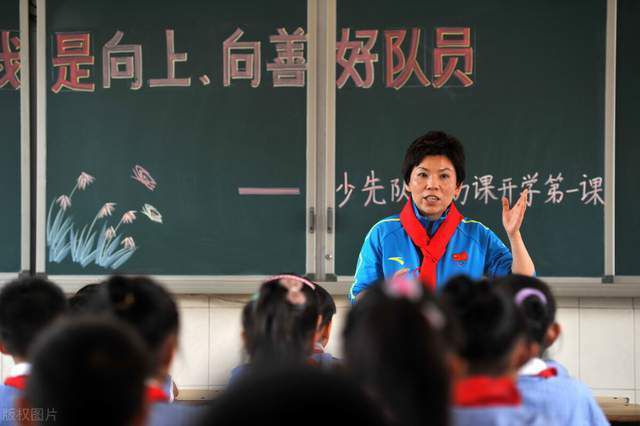 来自宾西法尼亚州的青年麦克（迈特•朗 Matt Long 饰）是西北年夜学的明星球员，他的糊口以橄榄球为中间，阳光向上。在一个圣诞夜的前夜，麦克带着斑斓的女友伊丽莎白（杰茜卡•斯特普 Jessica Stroup 饰）回抵家乡。他们遭到故乡伴侣的热忱接待，或许只有一小我破例，那就是麦克的前女友——前高中橄榄球拉拉队皇后希尔比（米莎•巴顿 Mischa Barton 饰）。高中结业后两人选择分手，而希尔比多年来仍深爱着麦克，巴望与之复合。                                  　　夜店狂欢事后，伊丽莎白决议一人租住酒店，成果却在路上遭受车祸，闯祸者恰是希尔比。忙乱中，希尔比将伊丽莎白带到本身家中医治，看着病床上这个衰弱可怜的女孩，希尔比决议将其困在家中，让她完全从麦克的世界里消逝……